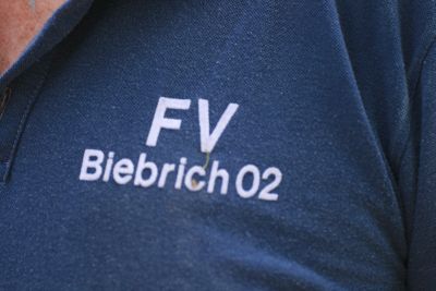 Werner und G&uuml;nter beim Streichen des Gel&auml;nders (31. 07. 2009)