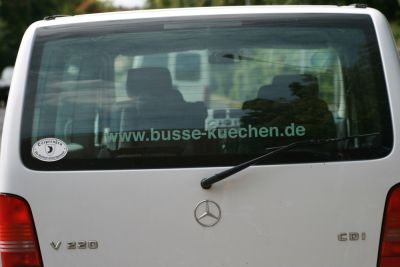 Werner und G&uuml;nter beim Streichen des Gel&auml;nders (31. 07. 2009)
