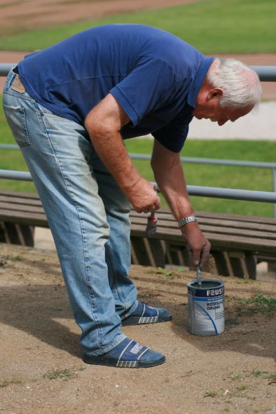 Werner und G&uuml;nter beim Streichen des Gel&auml;nders (31. 07. 2009)